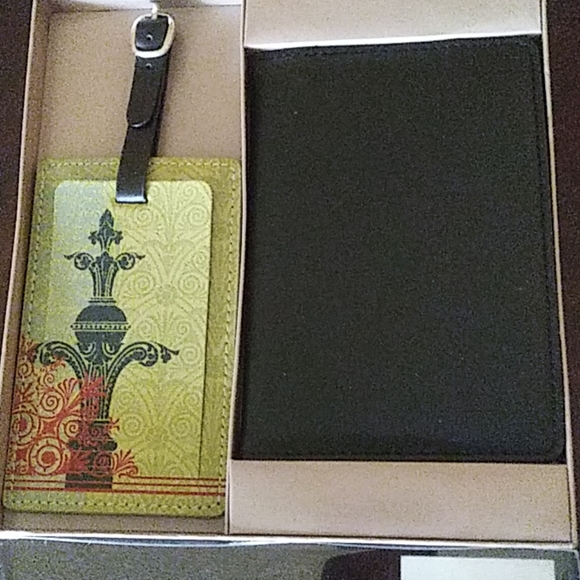 2 Piece Travel Leatherette Set - Picture 1 of 2